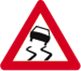 Signal indiquant une chaussée glissante, avec panneau additionnel pour verglas ou neige