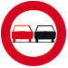 A partir du signal jusqu'au prochain carrefour inclus, interdiction pour tout conducteur de dépasser par la gauche un véhicule attelé ou un véhicule à plus de deux roues.