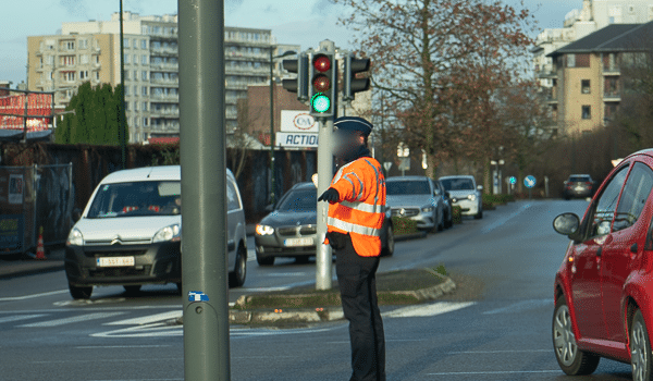 L'agent qualifié se tient de profil avec les bras tendus horizontalement signifie l'autorisation de continuer sa route et de choisir sa direction