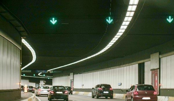 Les flèches vertes dirigées vers le bas indiquent les bandes ouvertes dans votre sens. Les croix rouges indiquent le sens interdit sur la bande.