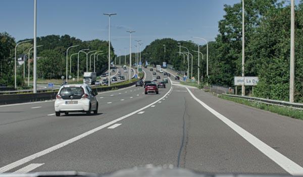 L'accès est interdit aux piétons, cyclistes, cyclomoteurs, cavaliers, véhicules attelés, conducteurs d'animaux, véhicules remorquant, véhicules agricoles et trains forains. Les véhicules autorisés doivent accéder par les endroits aménagés.