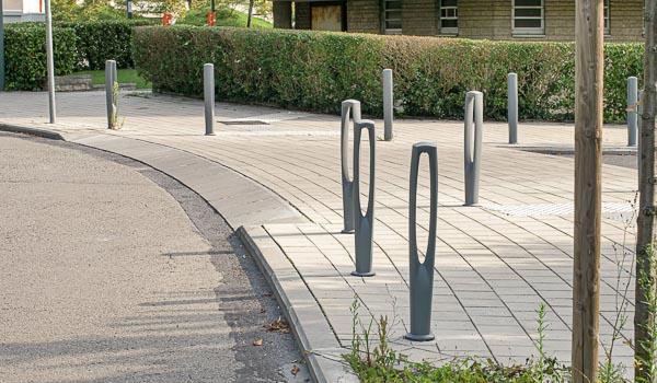 C'est un trottoir qui traverse la chaussée. Le fait qu'un trottoir en saillie (surélevé) traverse la chaussée ne modifie pas sa nature. Cela reste un espace spécifiquement aménagé pour la circulation des piétons