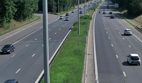 Désigne tout type d'aménagement implanté longitudinalement pour séparer les chaussées, à l'exception des marquages routiers