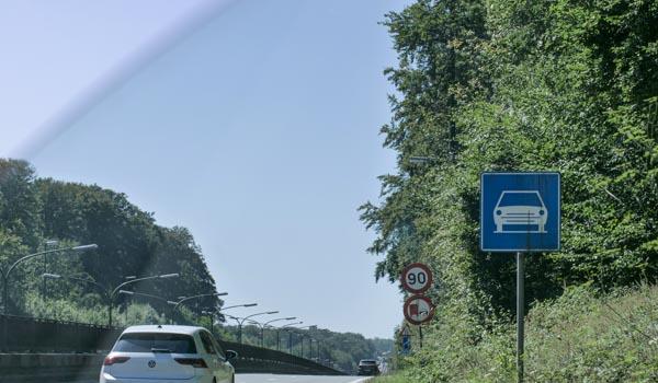 L'accès est interdit aux piétons, cyclistes, conducteurs de cyclomoteurs, quads, conducteurs d'animaux, conducteurs qui remorquent un autre véhicule, véhicules agricoles et trains de véhicules forains.