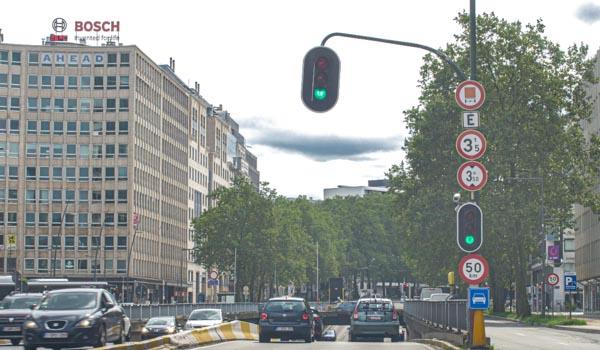 Pas de vitesse minimale. Les maximums sont: 50 km/h en agglomération, 90 km/h hors agglomération en Wallonie, 70 km/h hors agglomération à Bruxelles et en Flandre, 120 km/h hors agglomération sur chaussée 2×2 bandes avec séparateur physique.