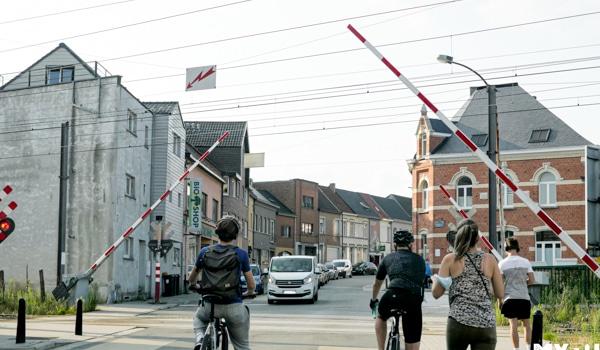 L'usager qui s'approche d'un passage à niveau doit redoubler de prudence pour éviter tout risque d'accident. En l'absence de barrières ou de signaux lumineux, avant de vous engager vous devez vous assurer qu'aucun véhicule sur rails ne s'approche.