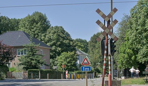 Il est interdit de s'engager sur un passage à niveau lorsque les barrières sont en mouvement ou fermées, lorsque les feux rouges clignotants sont allumés, lorsque le signal sonore fonctionne, si l'encombrement de la circulation est tel qu'on serait immobilisé. L'arrêt et le stationnement sont également interdits.