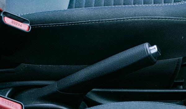 Le conducteur ne peut quitter son véhicule sans précautions: utiliser l'antivol en bloquant le volant, tirer le frein à main, tourner les roues vers le trottoir, ne rien laisser de valeur à l'intérieur et se diriger vers l'arrière pour regagner le trottoir.