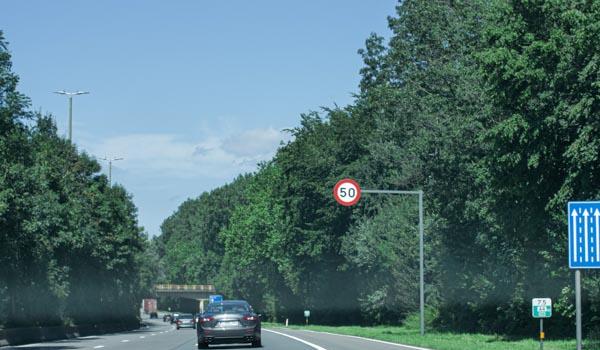 Il est interdit de faire demi-tour, circuler à contre-sens, faire marche arrière, remorquer un véhicule, emprunter les raccords transversaux (infractions 4ème degré, -5 points). Sont aussi interdits: cortèges, manifestations, rassemblements, défilés publicitaires et épreuves sportives.