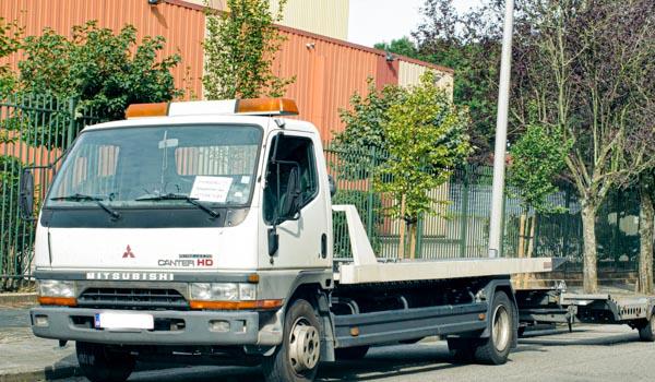 Si conducteur absent/refuse/incapable: agent qualifié peut déplacer véhicule et chargement. Sur autoroutes: déplacement d'office. Aux risques et frais du conducteur