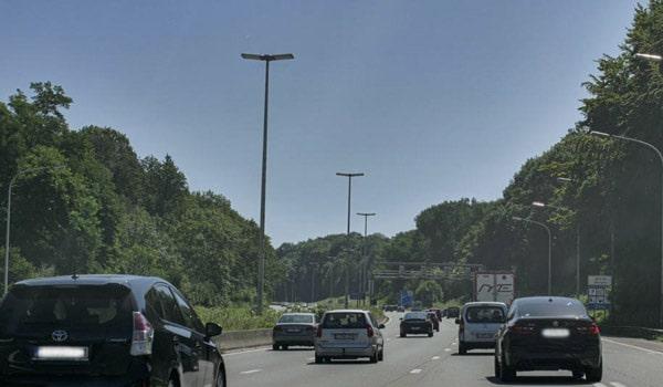 Les véhicules doivent se tenir le plus près possible du bord droit. En cas de densité, les motards peuvent remonter les files entre les deux bandes de gauche à max 50 km/h avec une différence de vitesse de 20 km/h max avec les véhicules remontés.