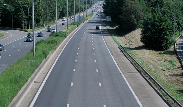 L'autoroute est une voie publique à deux sens de circulation divisée en 4 bandes ou plus avec au moins deux bandes dans le même sens et dont les sens de circulation sont separés par une berme centrale. Son début est indiqué par le signal F5 et sa fin par le signal F7.