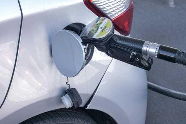 Les moteurs LPG/GPL réduisent les emissions de CO2, monoxyde de carbone et oxydes d’azote; les moteurs essence émettent peu d’oxydes d’azote et particules mais consomment plus et émettent plus de CO2; les moteurs diesel émettent moins de CO2 et CO mais plus de particules et consomment moins. Les véhicules hybrides combinent moteur à combustion et moteur électrique pour réduire émissions. Les véhicules électriques sont les plus écologiques car ils fonctionnent uniquement à l’électricité.