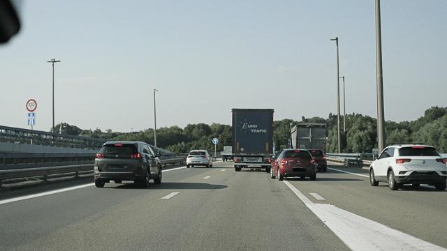 Il est important de conserver en permanence une bonne vue d’ensemble de ce qu’il se passe sur la route. Vous devez toujours porter votre regard le plus loin possible, élargir votre champ de vision en jetant régulièrement un œil dans vos rétroviseurs, ne pas vous focaliser sur le véhicule qui vous précède mais regarder celui qui est devant lui et respecter les distances de sécurité.