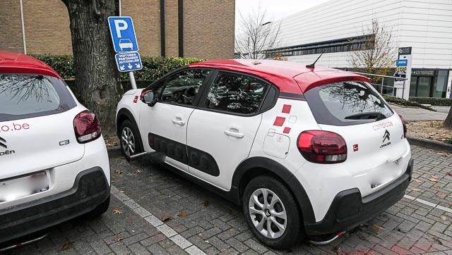 Le système d'abonnement permet la location de voiture à l'heure, à la journée ou plus longuement, idéal pour usage occasionnel avec emplacements réservés spécifiques.