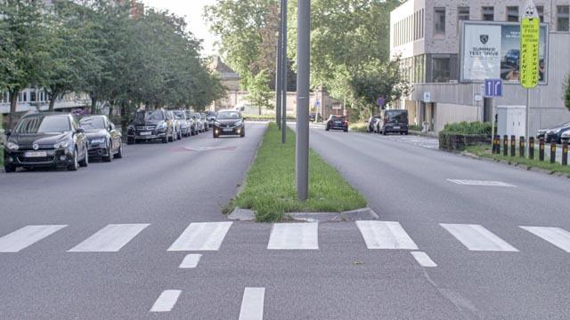 Quand la voie publique comporte deux ou trois chaussées séparées, les conducteurs ne peuvent emprunter la chaussée de gauche par rapport au sens de leur marche, sauf réglementation locale. Il faut toujours rouler le plus à droite possible. Tout conducteur circulant sur la chaussée doit se tenir le plus près possible du bord droit sauf en rond-point ou sur une place, ou lorsqu’il doit se conformer aux portiques directionnels ou flèches de sélection. En agglomération, le conducteur peut choisir sa bande sur chaussée à sens unique divisée en bande de circulation ou chaussée à deux sens avec 4 bandes ou plus. Quand la densité l'exige, il peut choisir sa file sur chaussée divisée en bandes ou sur chaussée avec feux suspendus. Le conducteur doit laisser à sa gauche les dispositifs de canalisation et les refuges sauf nécessité ou réglementation locale. Il peut être obligé de passer d’un seul côté avec le signal d’obligation D1.