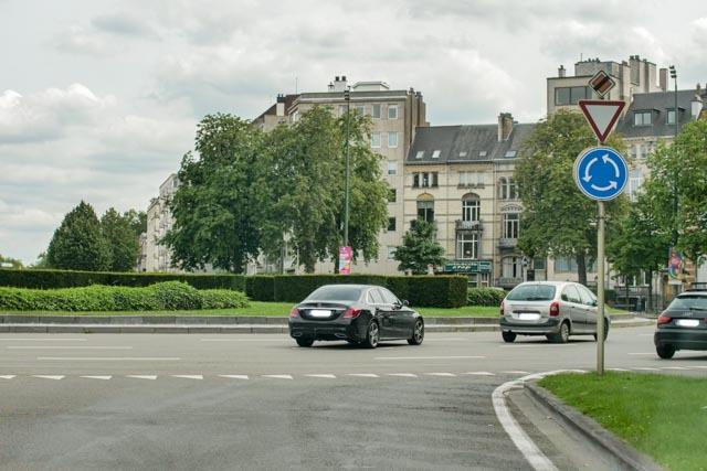 Le conducteur ne doit pas rouler à gauche sauf en rond-point ou sur place, ou quand il suit portiques directionnels ou flèches de sélection.