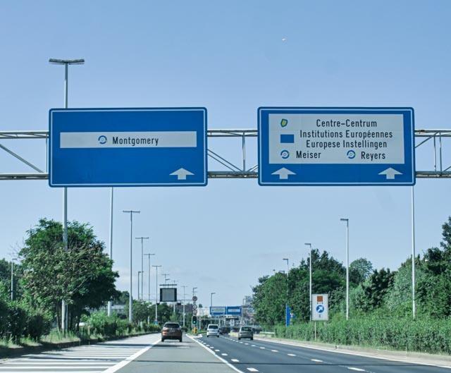 Le conducteur peut ne pas rouler le plus à droite possible lorsqu'il doit se conformer aux portiques directionnels ou flèches de sélection afin de suivre une direction.