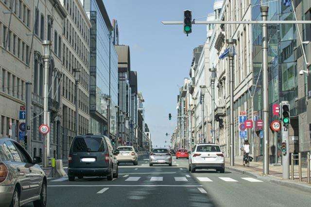 Sur chaussée à sens unique divisée en bandes de circulation, et sur chaussée à deux sens avec au moins 4 bandes (2x2), le conducteur peut choisir sa bande. La densité justifie le choix de la file sur chaussée à deux sens divisés en 4 bandes ou plus, ou chaussée à sens unique, ou chaussée avec feux suspendus.