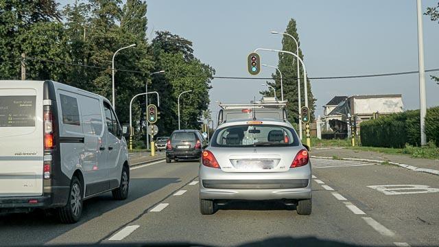 Le conducteur doit, compte tenu de sa vitesse, maintenir une distance de sécurité suffisante entre son véhicule et celui qu’il suit.
