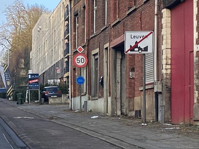 En Flandres et Bruxelles la vitesse est limitée à 70 km/h, en Wallonie à 90 km/h, sauf indication contraire par signal. Sur chaussées à deux sens de circulation divisées en quatre bandes ou plus avec séparateur physique, la limitation est de 120 km/h.