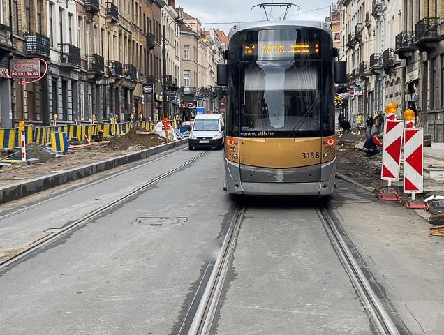 Tout usager (piétons et conducteurs) doit céder le passage aux véhicules sur rails en s’écartant de la voie ferrée dès que possible.