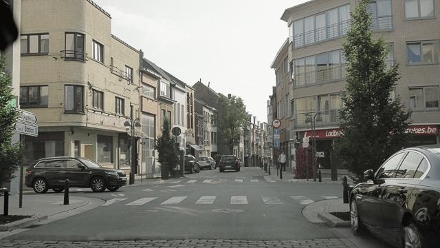 Le conducteur abordant un carrefour doit redoubler de prudence pour éviter tout accident et céder le passage à celui qui vient à sa droite.