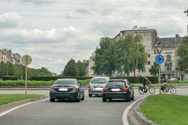 Changer de direction c'est tourner à gauche ou à droite pour quitter la chaussée sur laquelle on circule pour emprunter une autre voie. Entrer dans un rond-point est un changement de direction qui n'implique pas l'usage du clignotant. Sortir d'un rond-point est un changement de direction qui implique l'usage du clignotant. Vous êtes obligé de mettre le clignotant avant de quitter le rond-point.