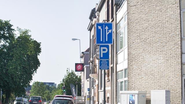 Il faut s'assurer qu'il n'y a pas de signal d'interdiction vous interdisant de tourner. Il faut se conformer au signal d'obligation, vous imposant de suivre la direction. Il faut tenir compte des flèches de sélection. Il est interdit de suivre une autre direction que celle indiquée par la flèche se trouvant sur votre bande de circulation. Il faut tenir compte des lignes blanches lui interdisant de les franchir. Si vous constatez que vous êtes sur la mauvaise bande il vous est interdit de couper la ligne blanche pour changer de bande.