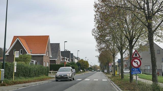 C’est la rencontre de deux véhicules qui circulent sur la même voie en sens opposé.