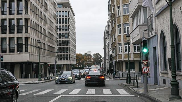 Le croisement s’effectue toujours par la droite. Lorsque vous croisez un véhicule, laissez une distance latérale suffisante et au besoin serrez la droite. Le code de la route ne mentionne pas une distance précise lorsqu’on croise un véhicule automobile.