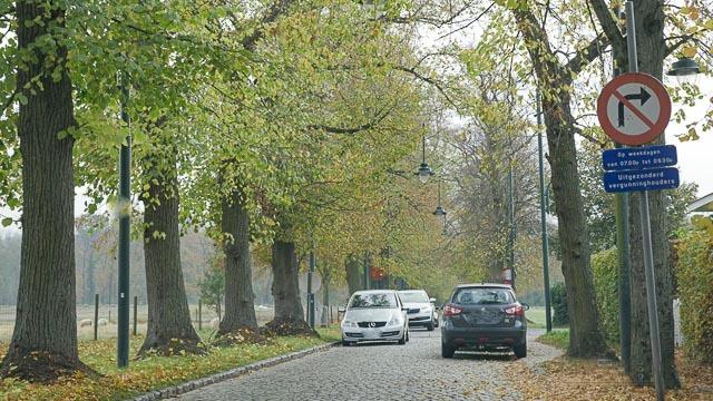 Le conducteur qui rencontre un obstacle fixe, un véhicule à l’arrêt ou en stationnement ou des travaux doit ralentir, au besoin s’arrêter, afin de céder le passage aux conducteurs venant en sens inverse.