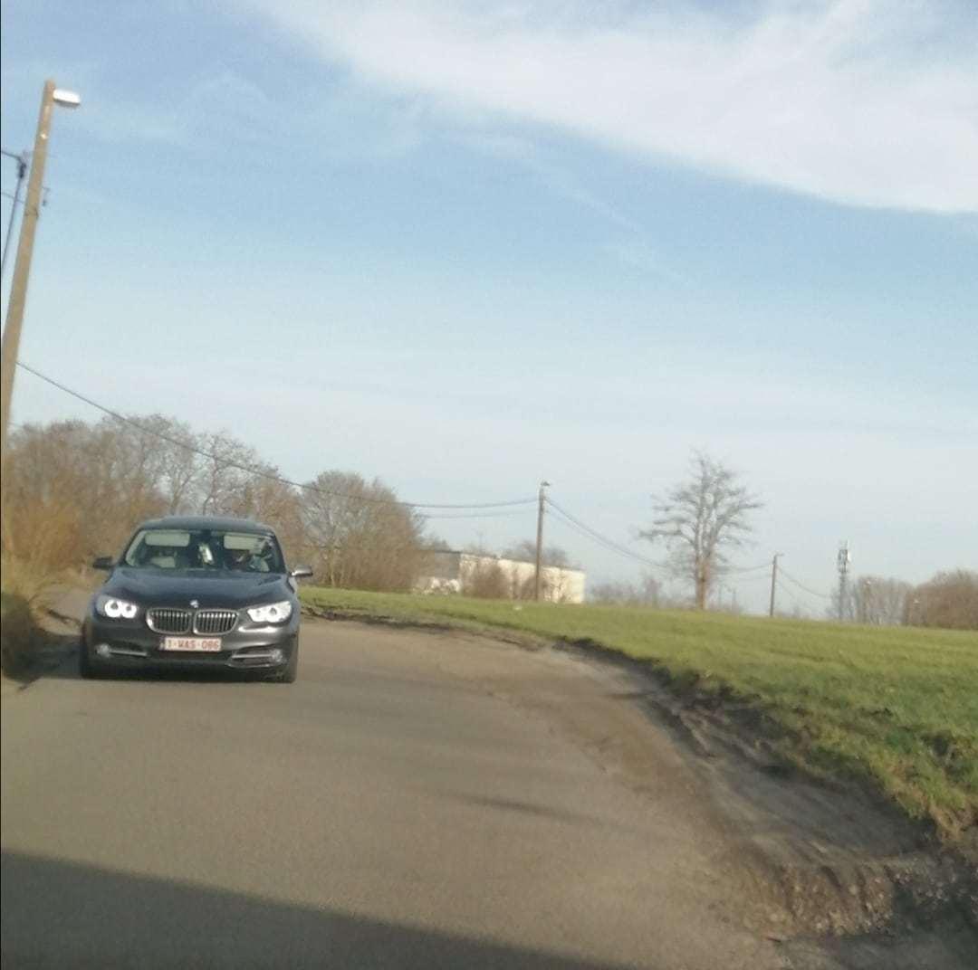 Lorsque la chaussée est trop étroite et qu’on ne peut se croiser, on peut emprunter l’accotement de plain-pied à condition de ne pas mettre en danger les usagers qui s’y trouvent.