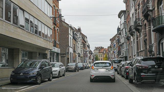 Franchir un véhicule à l'arrêt, en stationnement ou immobilisé est considéré comme longer ou contourner, pas comme un dépassement. Respecter les portiques directionnels ou la sélection de voie en agglomération n'est pas un dépassement.