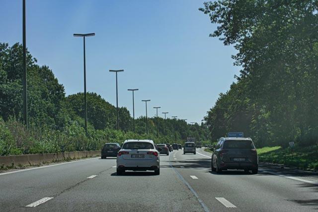 La règle veut que tout dépassement soit réalisé par la gauche.