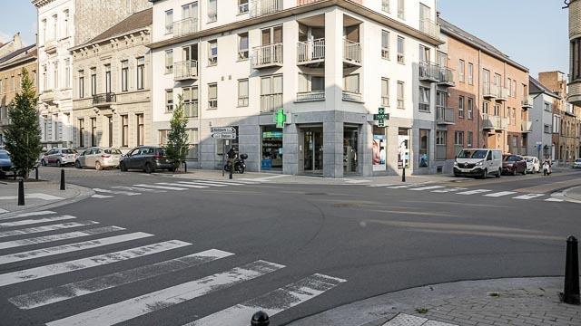 Le dépassement peut se faire dans un carrefour où la circulation est réglée par un agent qualifié, des feux ou des signaux routiers.