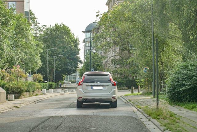 Il est interdit de dépasser à l’approche d’un virage masqué et au sommet d’une côte sauf si ligne blanche continue séparant les 2 sens de circulation.