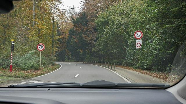 Le dépassement est autorisé sur une chaussée à sens unique ou une chaussée à 2 sens de circulation avec 4 bandes ou plus avec au moins 2 bandes pour chaque sens de circulation.