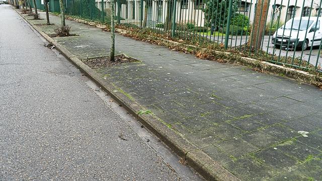 Il est formellement interdit de s'arrêter ou de stationner sur les trottoirs, car cela crée un danger et une gêne pour les autres utilisateurs.