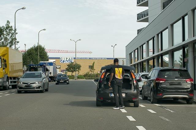 L'arrêt et le stationnement y sont interdits afin de prévenir tout risque ou gêne pour les usagers de ces voies.