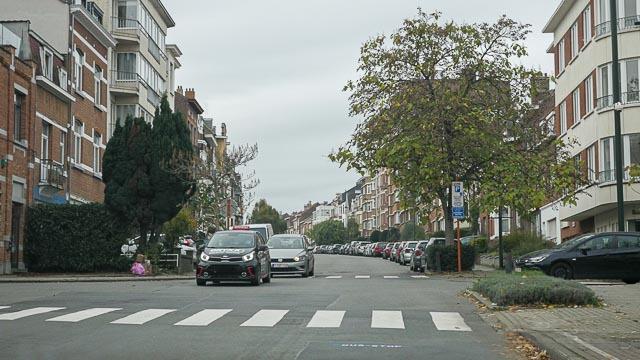 L'arrêt et le stationnement sont proscrits sur ces passages et également à moins de 5 mètres en amont, uniquement sur la chaussée et non sur les accotements, afin d'assurer la sécurité.