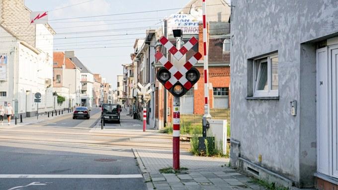 Pour protéger les usagers, il est interdit de s'arrêter ou stationner aux passages à niveau.