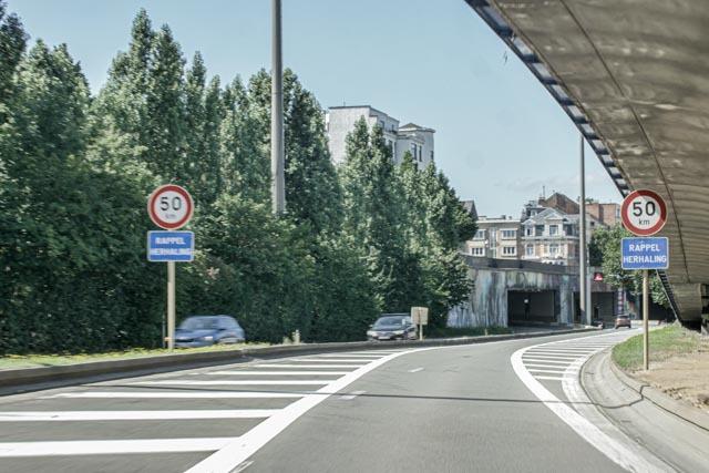 Il est interdit d'arrêter ou de stationner sur ces zones afin de ne pas entraver la circulation.