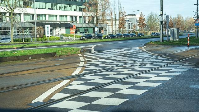 Pour éviter toute obstruction ou danger, arrêt et stationnement sont interdits sur les zones marquées en damiers.