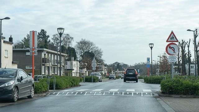 Pour ne pas gêner la circulation et assurer la sécurité, il est interdit de s'arrêter ou stationner sur les dispositifs surélevés.
