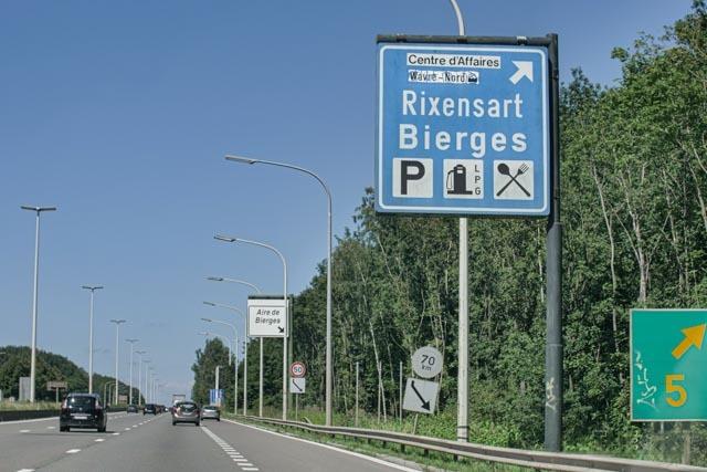 Sur les autoroutes et voies rapides, arrêt et stationnement sont prohibés sauf sur les parkings signalés par E9a.