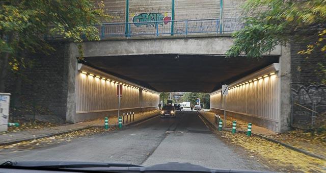 Pour prévenir tout danger, il est impératif de ne pas s'arrêter ni de stationner sous un pont ou dans un tunnel.