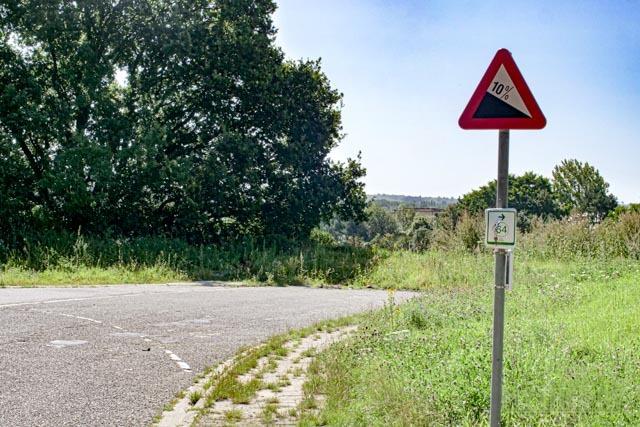Pour ne pas entraver la visibilité et la circulation, s'arrêter ou stationner à proximité d’un virage masqué ou au sommet d’une côte est interdit.