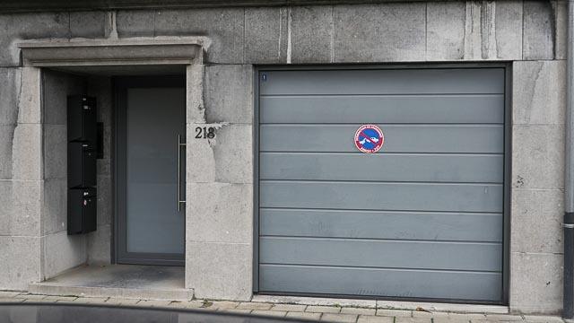 Le stationnement est interdit devant un garage ou un accès carrossable, sauf pour les véhicules dont la plaque d’immatriculation est reproduite lisiblement à l'accès.
