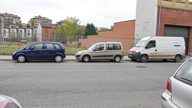 Il est interdit de stationner à moins d’1 mètre devant ou derrière un autre véhicule qui est à l’arrêt ou en stationnement.